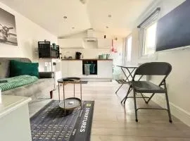 Modern Private Guest Suite Near Heathrow Free Parking & Garden