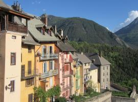 Balcony & serenity peak views, hotel a Briançon