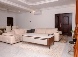 Spacious 3BR Perfect for Groups and Families, hotel din Haatso