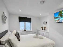 Sleeps 8, 4 bed 2 bathroom house with parking Balderton