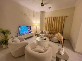 Cozy One Bedroom with Entire Villa by Oak & Linen Lofts，卡拉奇的小屋