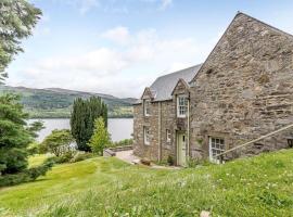 4 Bed in Strathtummel CA274, хотел в Foss