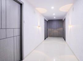 Hotel O 7 Square Hotel, hotel em Rānder