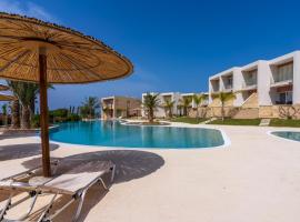 Modern Poolside villa at Paphos, khách sạn ở Chlorakas