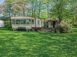 Stacaravan Camping It Wiid Earnewoude, hotel u gradu Ernevald