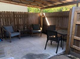 Studio in quiet neighborhood close to interstates, Hotel in Tickfaw