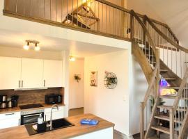 Neues Ferienhaus mit riesem Garten und Sauna und Pool, hotel em Sehestedt