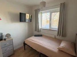 Cosy room 3 Gatwick airport