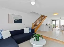 Central Redcliffe Coastal Home Walk to Beach