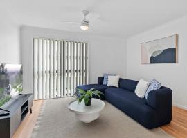 Central Redcliffe Coastal Home Walk to Beach, hotel Redcliffe-ben