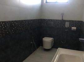 Newly furnished home: Gujrāt şehrinde bir otel