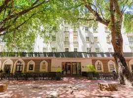 5-Min Walk to CTICC - Central & Cosy Hotel Stay
