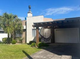 Casa de lazer e tranquilidade – hotel w mieście Tramandaí