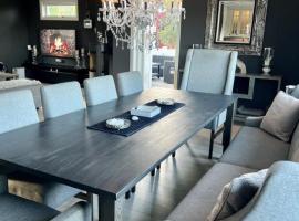 Koselig bolig med stor stue, 10 min from Solsiden!, hotel em Trondheim