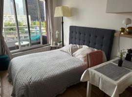 Studio sympa à Paris en métro -balcon & wifi, Hotel in Puteaux
