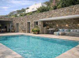 White Dovecote - Luxury Village Villa with Private Pool Agapi Tinos, cabana o cottage a Ag&aacute;pi