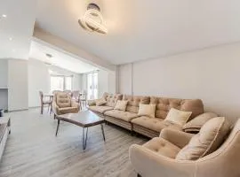 Rooftop Apartment with Private Pool by PikHost