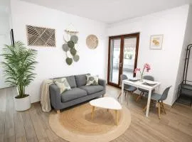 Attico Luminoso con Terrazzo e Parcheggio Gratuito