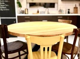 Art gallery near Pardubice, hotel v destinaci Mateřov