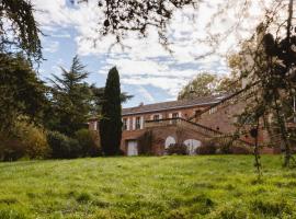 Aile château de Saint-Sarnin pour 14 personnes avec piscine、Grisollesのホテル