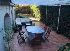 Jardín, piscina y playa