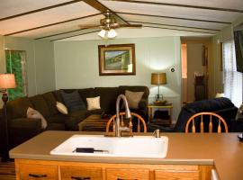 ShortLong Stays Welcome! Hot tub, Dog Friendly!, hotel i Arden