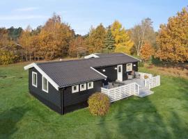 Cozy Holiday Home With Sauna And Hot Tub, hotel a Hønsinge