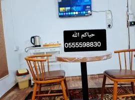 العلا - غرفه مفروشه بسرير مزوج وركن قهوة