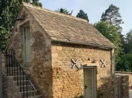 Little Rissington pets Parking Sleeps 2