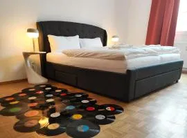 LOLLIPOP 1BR- metro to the opera 4 mins away- Free Parking