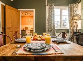 Stylish 3 Bed House, Free Parking, Near M53, Fast WiFi, Garden