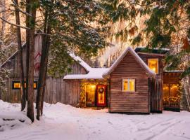 Chalet Vintage with Private SPA & Sauna on the Lakeside, hotel in Labelle
