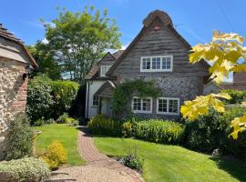 Thatch Cottage Singleton 2 miles from Goodwood, hotel i Singleton
