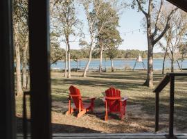 Lakefront Glamping Safari Tent 5 The Hummingbird, Hotel in Bastrop