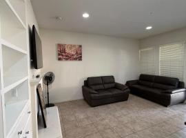 Cozy 2-Bedroom Home in Eastvale, Hotel in Corona
