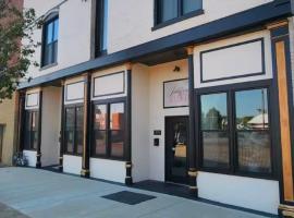 The Luxe Building- 2 Bedroom Apartment in Metropolis, Hotel in Metropolis