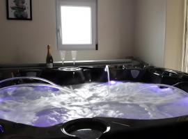 Gîte Avec Spa Privatif Et Piscine, hótel í Pont-de-lʼIsère