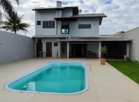 Casa com piscina proximo ao mar e ao Beto Carrero