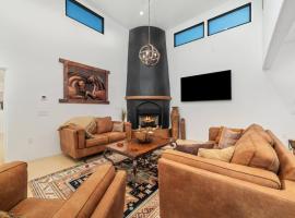 Private Luxury Gem w/ Pool & Spa near Mt. Lemmon!, hotel di Tucson