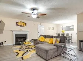 Forest-View Balcony, Fayetteville Gem 6 Mi to Dtwn