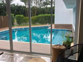 Casa 3 Suites Ninho Verde 1 Condominio Interior, hotelli kohteessa Quadra