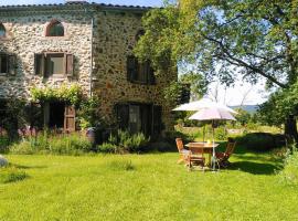 gite isolé en pleine nature, Hotel in Lavaudieu