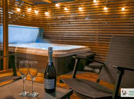 Daisy Cottage - Two bed country retreat with hot tub: Turriff şehrinde bir otel