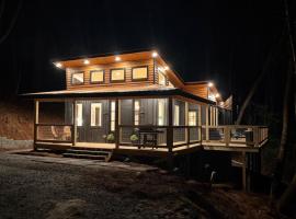 The Onyx is a pet friendly retreat near Cashiers, NC where you can walk to a waterfall and enjoy Sapphire Valley Resort amenities!, Hotel in Sapphire