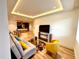 Luxury 2BR Apartment Near Cuenca Center Sleeps 5，昆卡的飯店