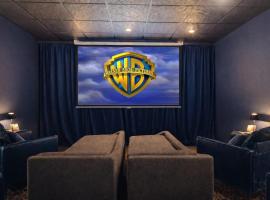 New Special Movie Theater & Game Room Near Granite Peak, Hotel in Wausau