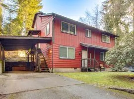 Walk to Mingus Park! Wooded Coos Bay Getaway