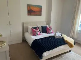 Stylish 1BR Teddington Flat Near Thames River