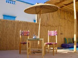 Traditional Moroccan 2BR with Rooftoop terrace, khách sạn ở Tamri