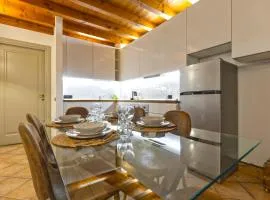 Atmosfera di Casa Elfran calore tradizione in area pedonale